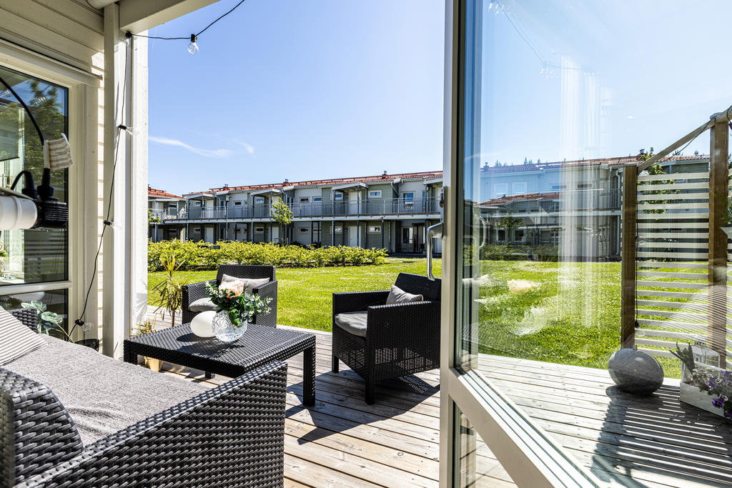 Uteplatsen med stor innergård