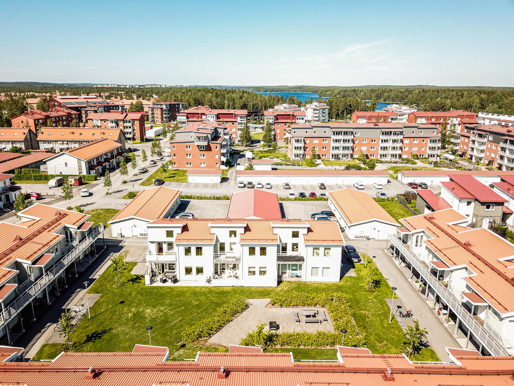 Nydalasjön rekreationsområde i bakgrunden 