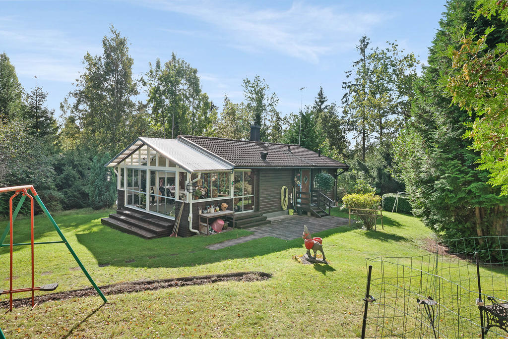Välskött och prydligt fritidshus med avskilt läge vid vägs ände på gatan