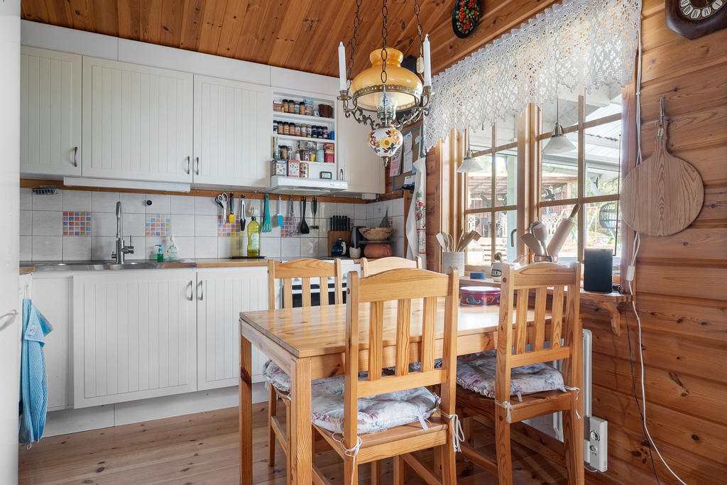 Ljust kök invid storstugan med öppen planlösning