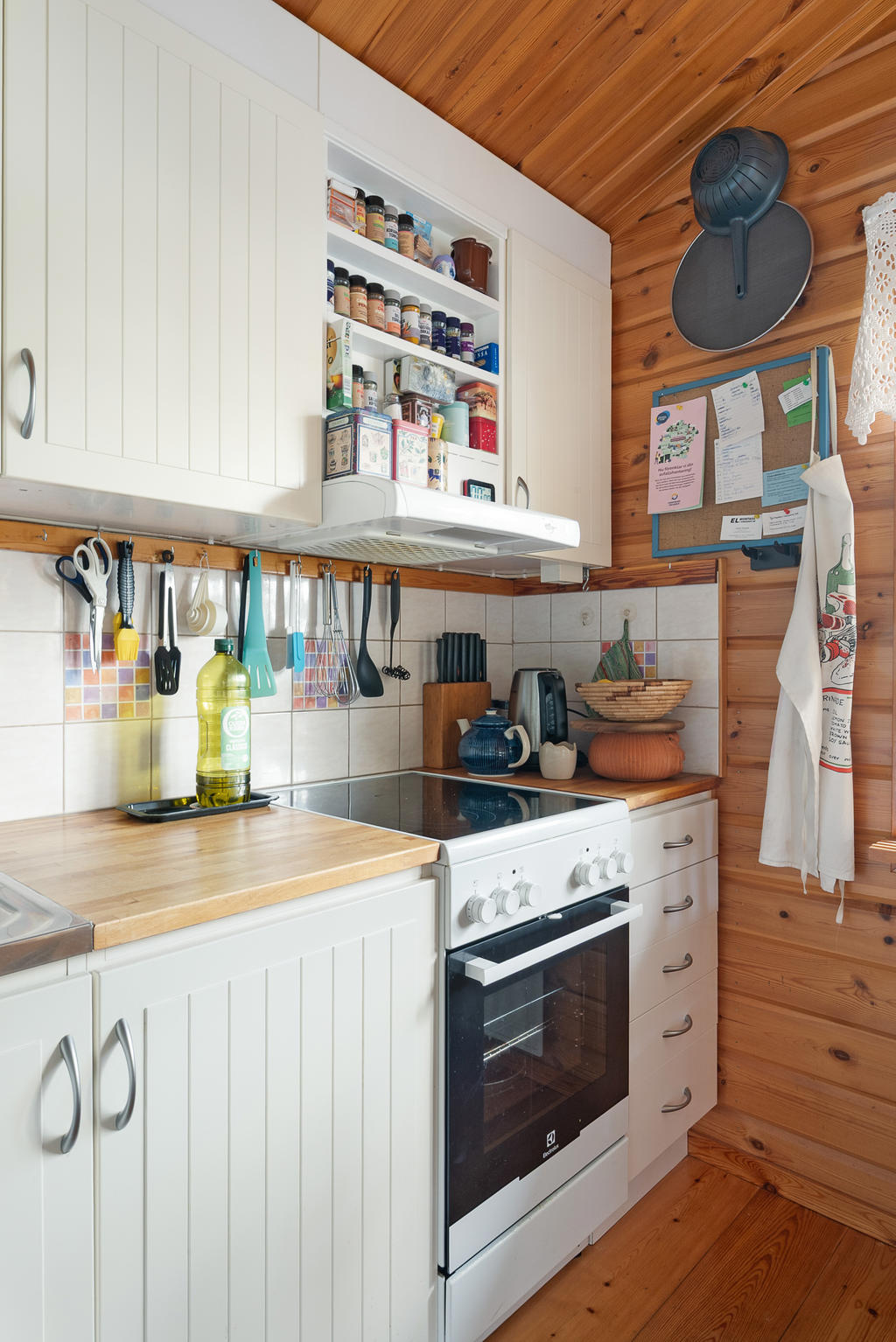 Smal spis med fyra plattor