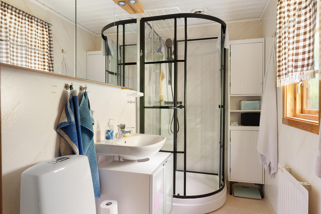 Duschrum med duschkabin och wc