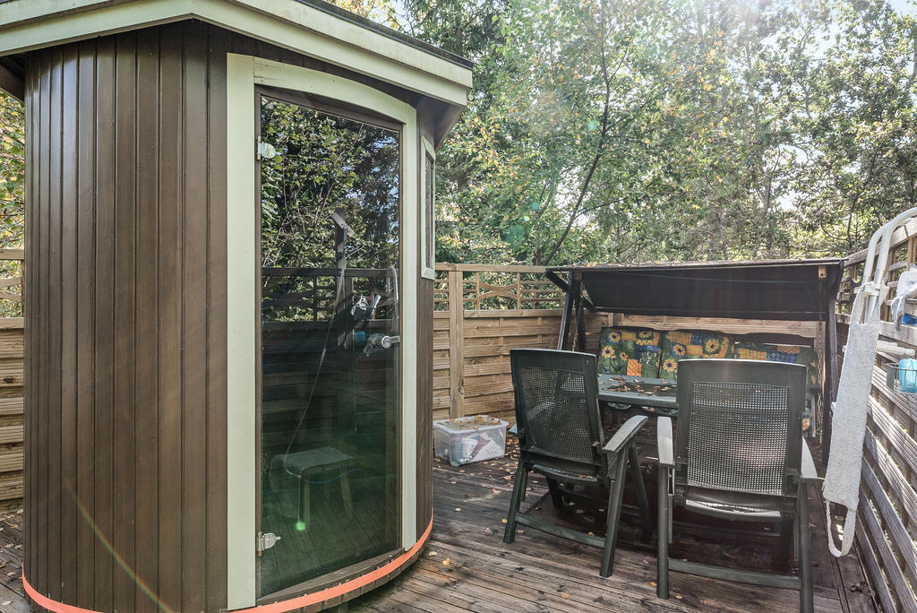 Öppen uteplats med bastu