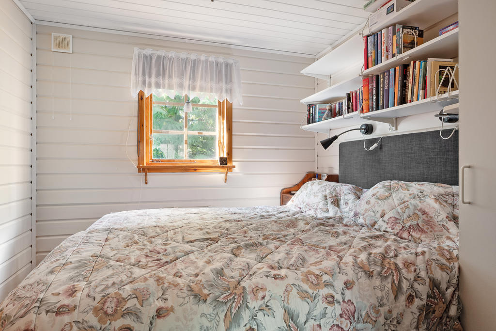 Sovrum 1 med plats för dubbelsäng