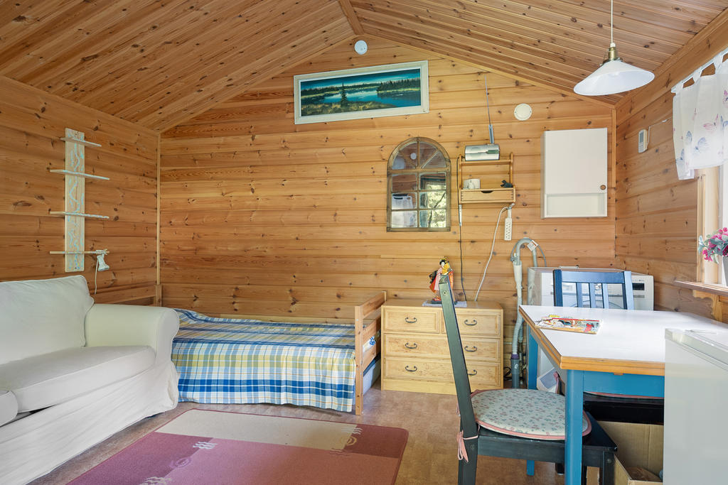 Rymlig gäststuga med plats för 2-3 bäddar och tvättmaskin