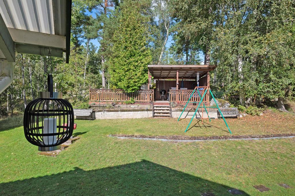 Takbelagd uteplats med eftermiddagssol