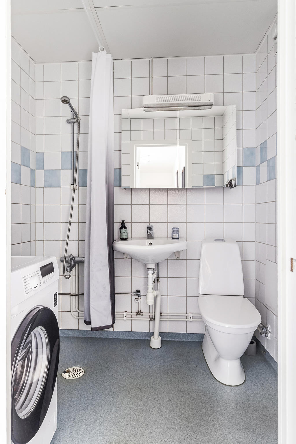 Badrum med tvättmaskin
