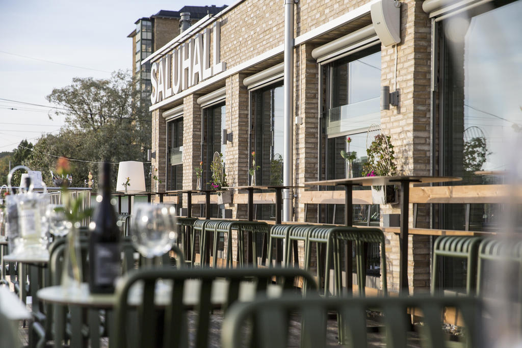Nere i Kvillebäcken finns trevliga restauranger och från Kville Saluhall kan du handla något gott inför helgen. 