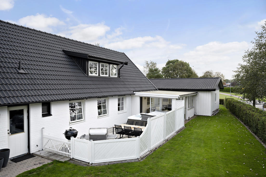 Härlig baksida med spa-bad, tralldäck och uterum