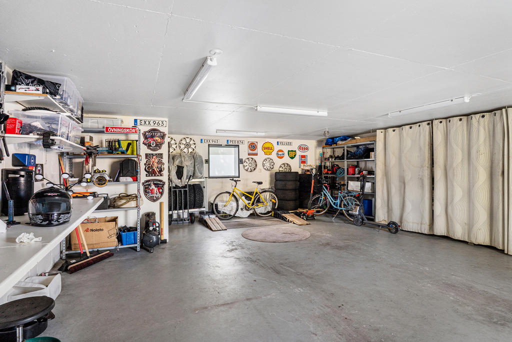 Stort rymligt garage/skyddsrum