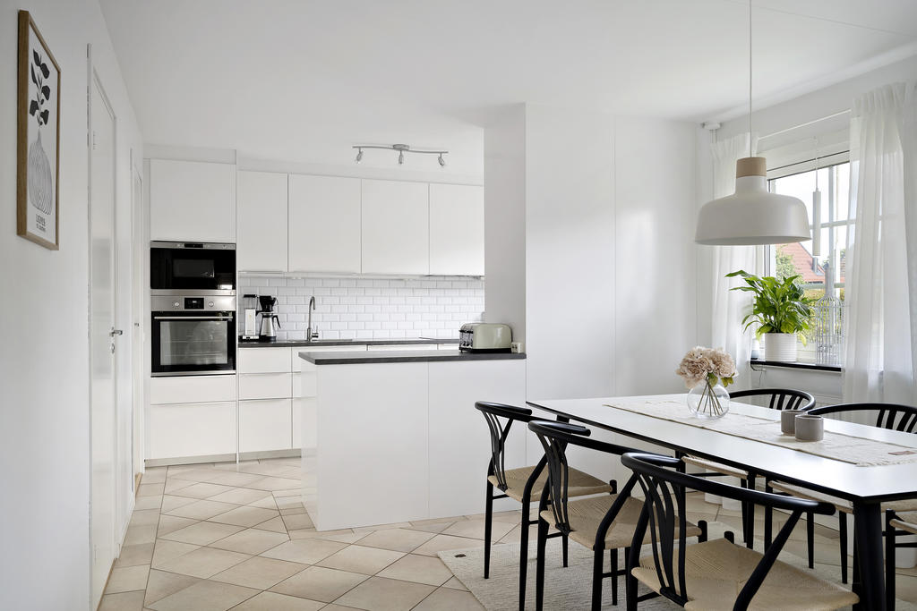 Ljust och luftigt kök med vit köksinredning från IKEA
