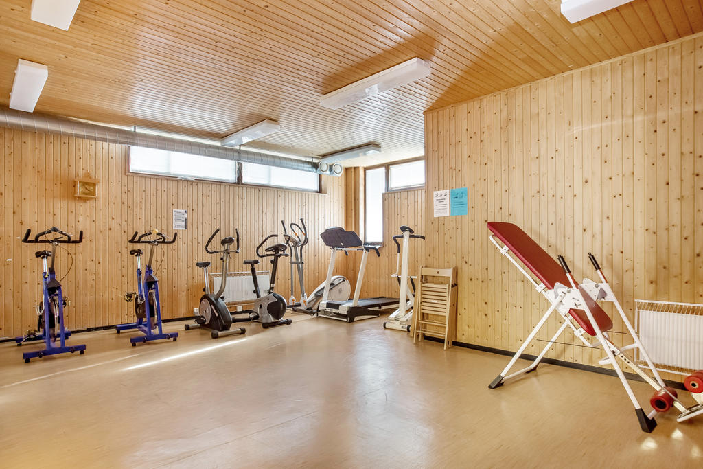Hobbyrum med bordtennisbord och motionsredskap samt bastu i källarplan på Kärrets väg 11.