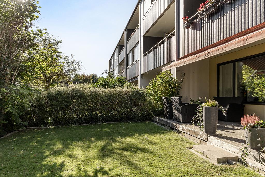 Välkommen till denna hemtrevliga bostadsrätt om 70 kvm i markplan, belägen med ett eftertraktat gavelläge som skapar både rymd och ett härligt ljusinsläpp.