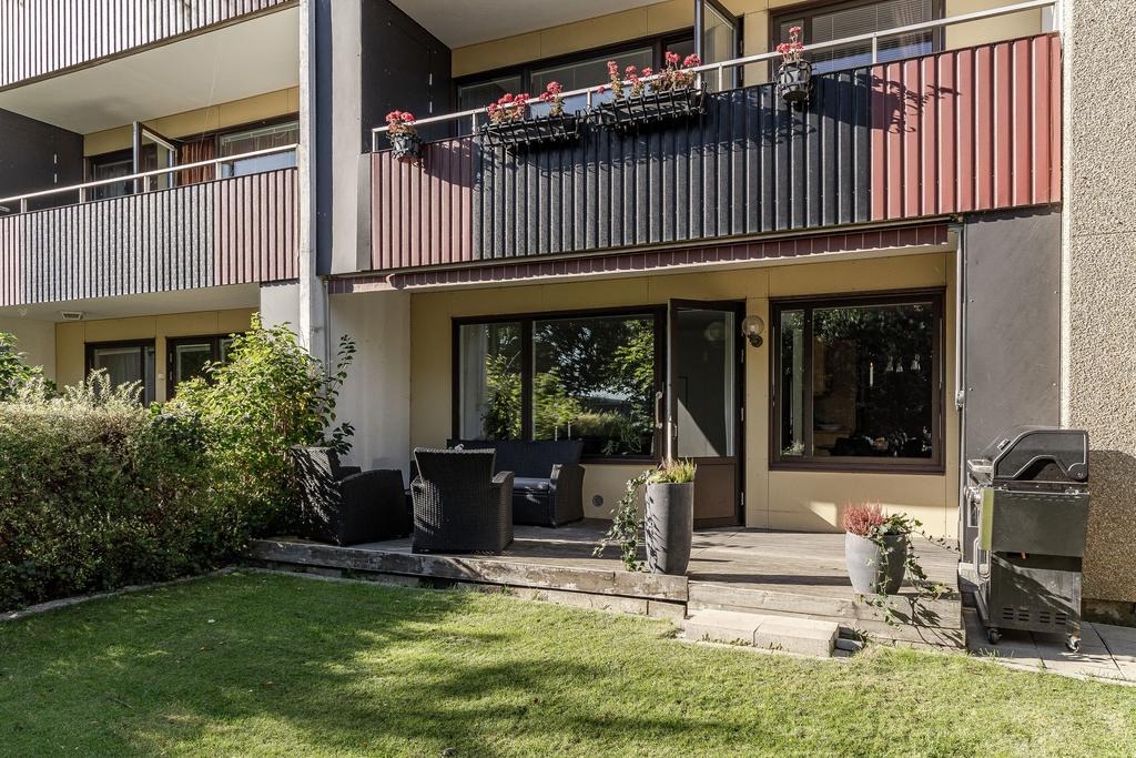 Den generösa altanen har plats för både lounge- och matgrupp, och med den elektriska markisen kan du enkelt skapa skugga under varma sommardagar.