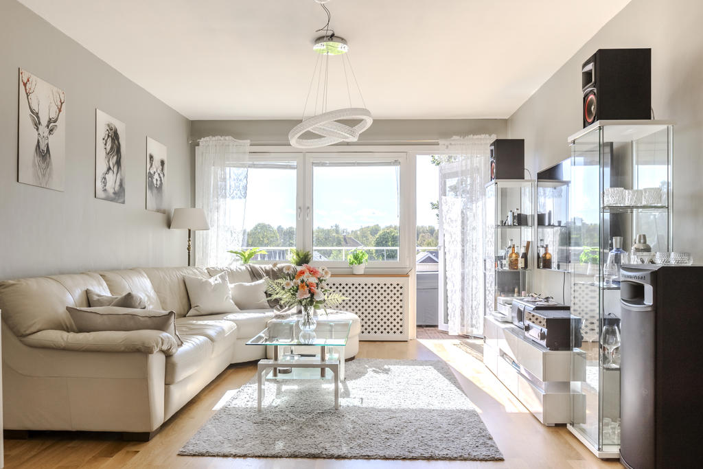 Fantastiskt vardagsrum med nya ytskikt