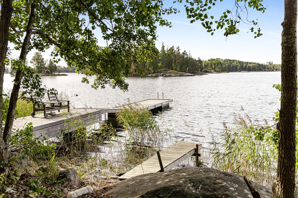Till fastigheten hör en egen brygga
