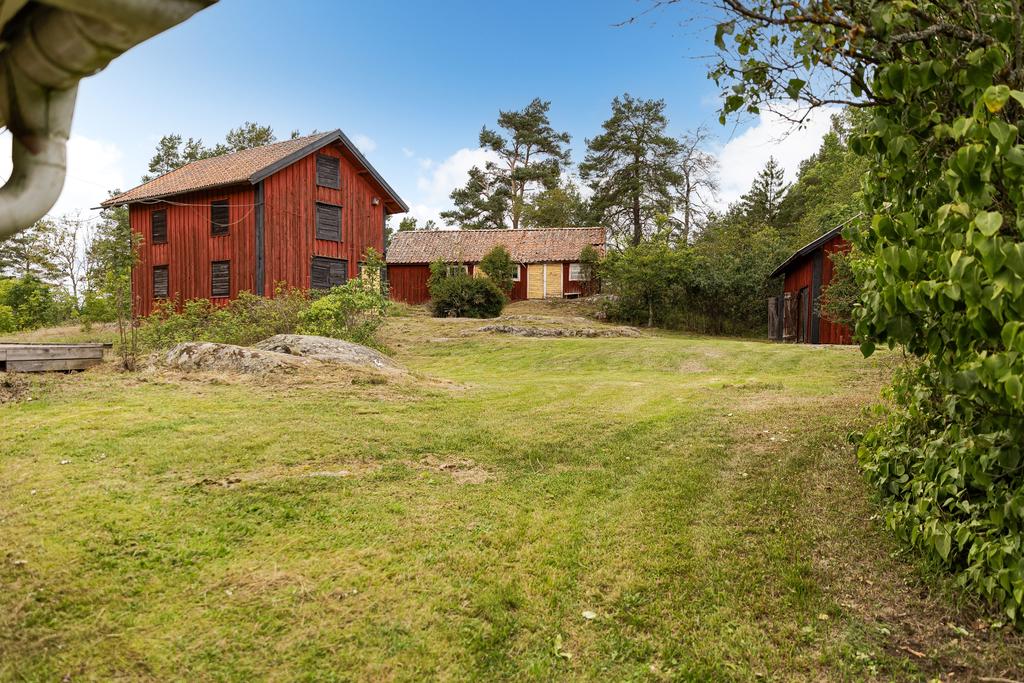 Här finns flera uthus för förvaringsmöjligheter