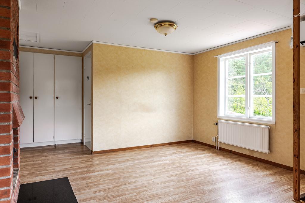 I allrummet finns förvaringsmöjligheter i form av inbyggda garderober