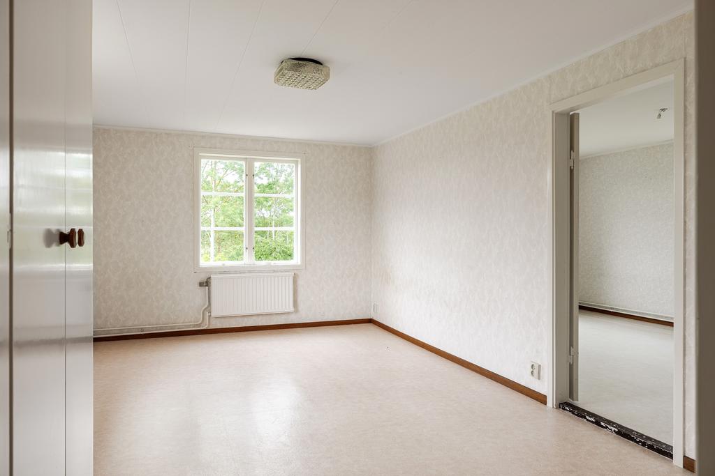 På övre plan finns tv sovrum av god storlek