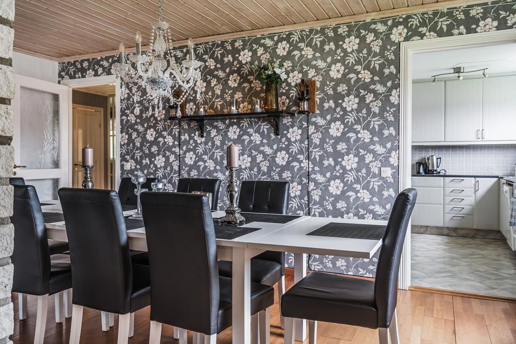 Plats för större matgrupp i vardagsrum