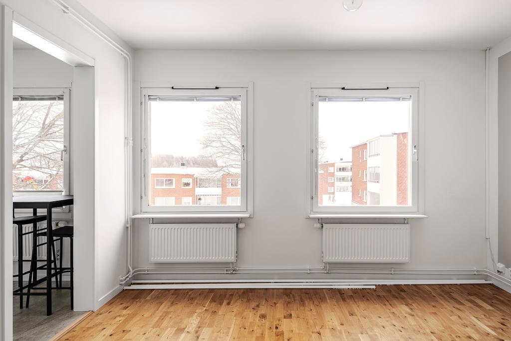 Gott om ljusinsläpp med tre fönster i allrum och kök!