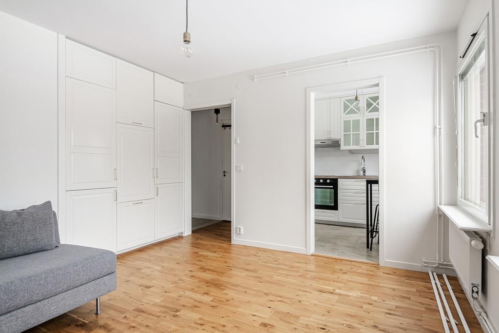 Vy över allrummet mot hall och kök. 