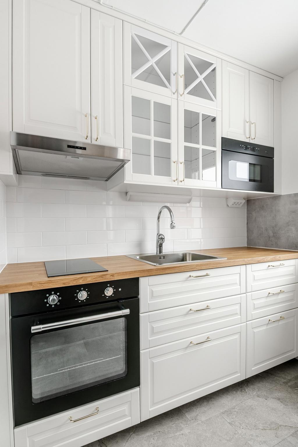 Stilrent och snyggt med både öppna och stängda skåp. 