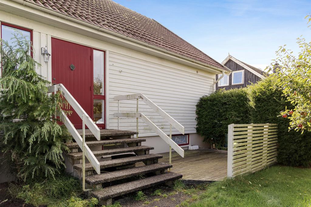 Vid entrén finns en veranda med plats för utemöbler.