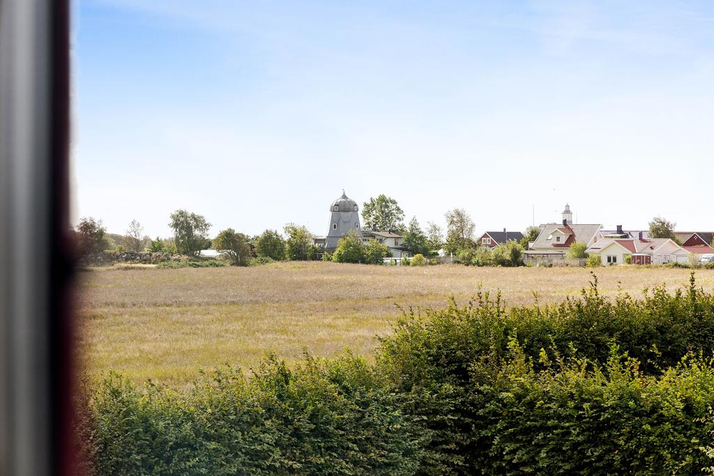 Tomten har öppna gräsytor med fri vy mot landskapet.