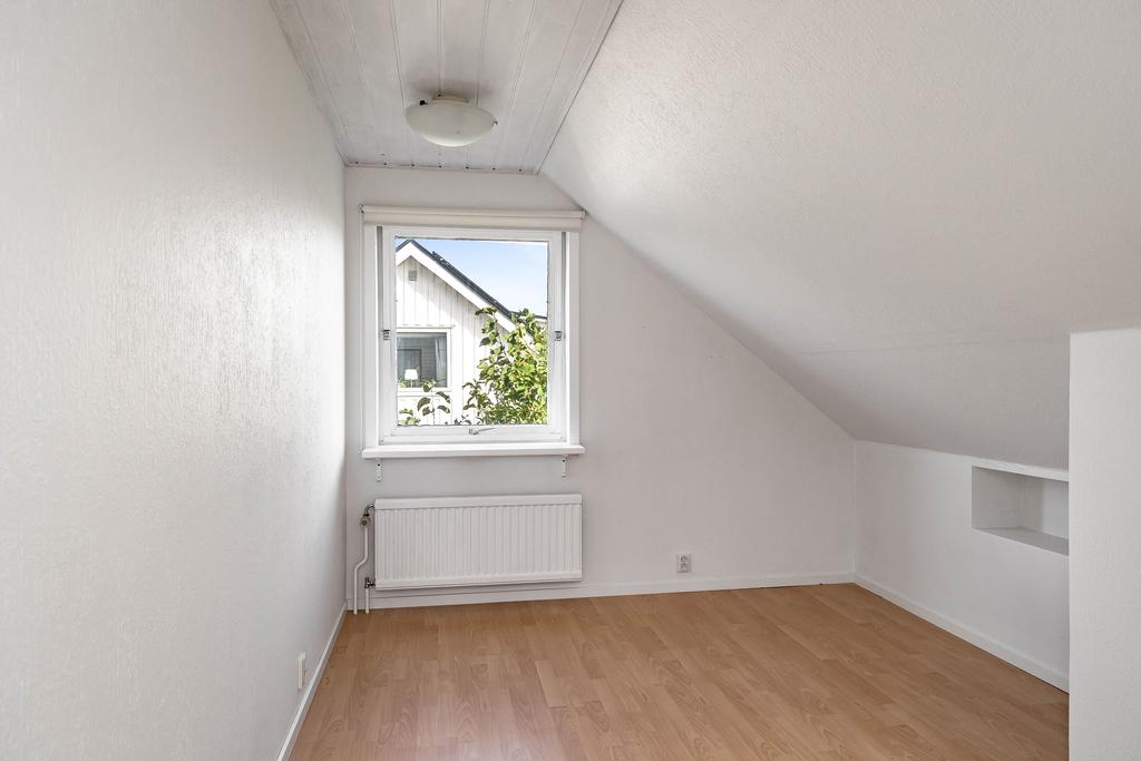 Även detta rum har ljusa väggar och belagt med laminatgolv. 