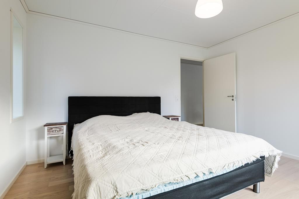 Sovrum 1 med klädkammare och utgång till gård