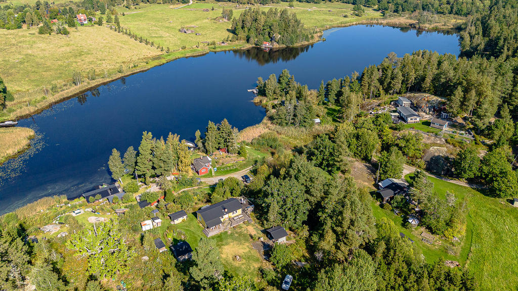 Det lilla området ligger vid en lugn liten vik vid Valdemaren
