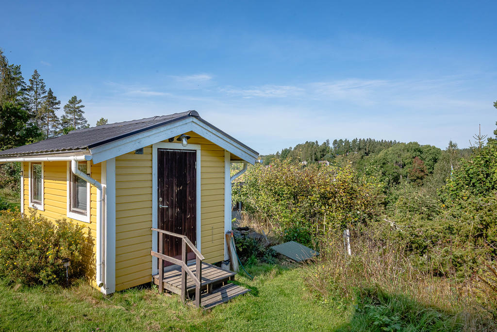 Stuga med liten verkstad och förrådsdel