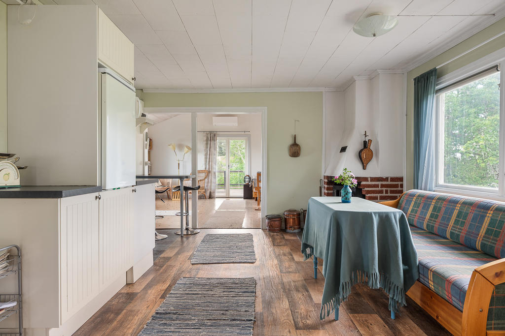 Ljus och luftig planlösning tack vare den fina tillbyggnaden av vardagsrummet