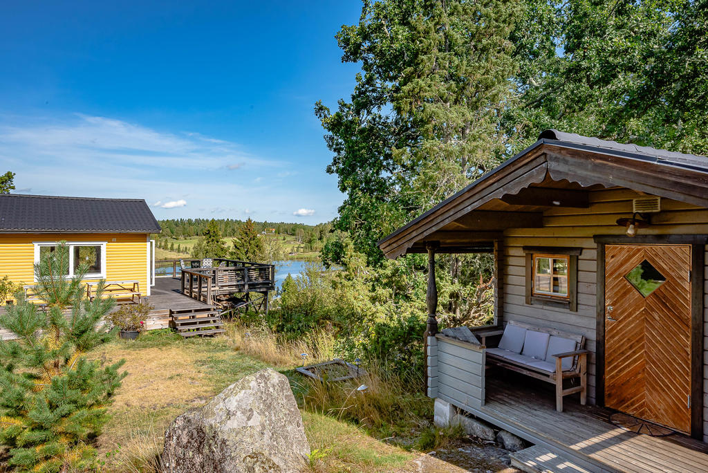 Gästhus på trädgårdens andra sida
