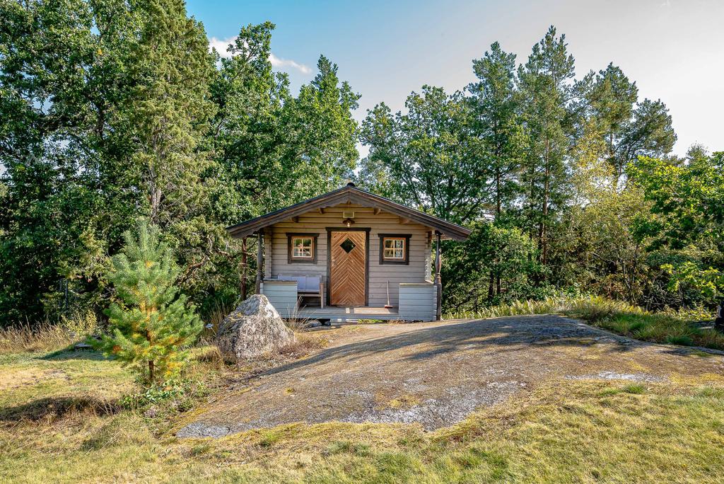 Gästhus med 4 bäddar, närmst uppfarten på husets framsida