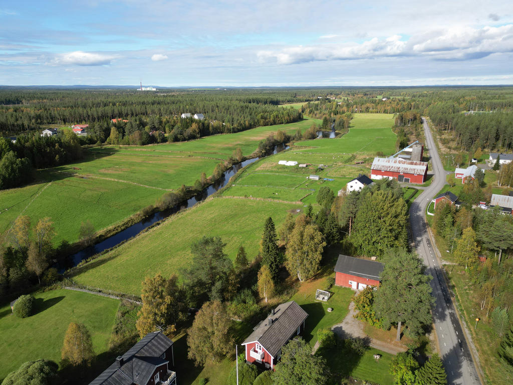 Åker även andra sidan ån som tillhör fastigheten.