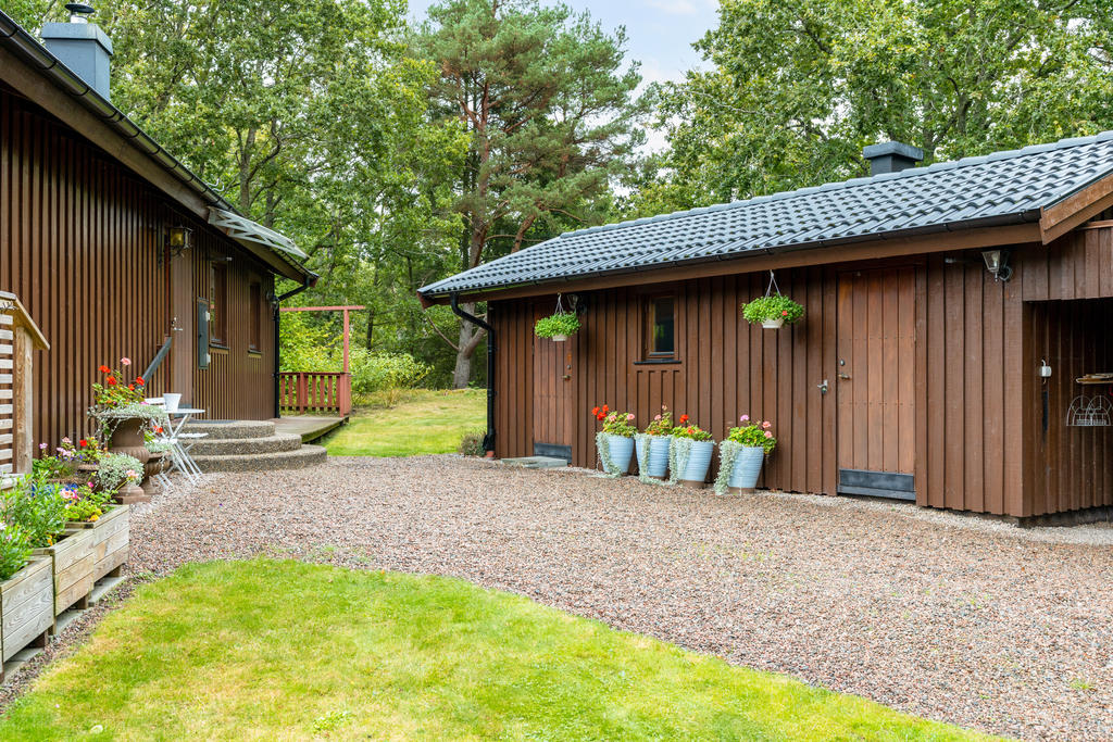 Uppfart och gästhus med carport