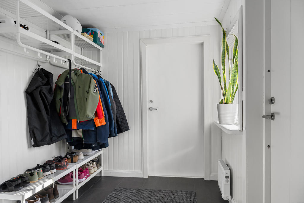 Hall med utgång till garage