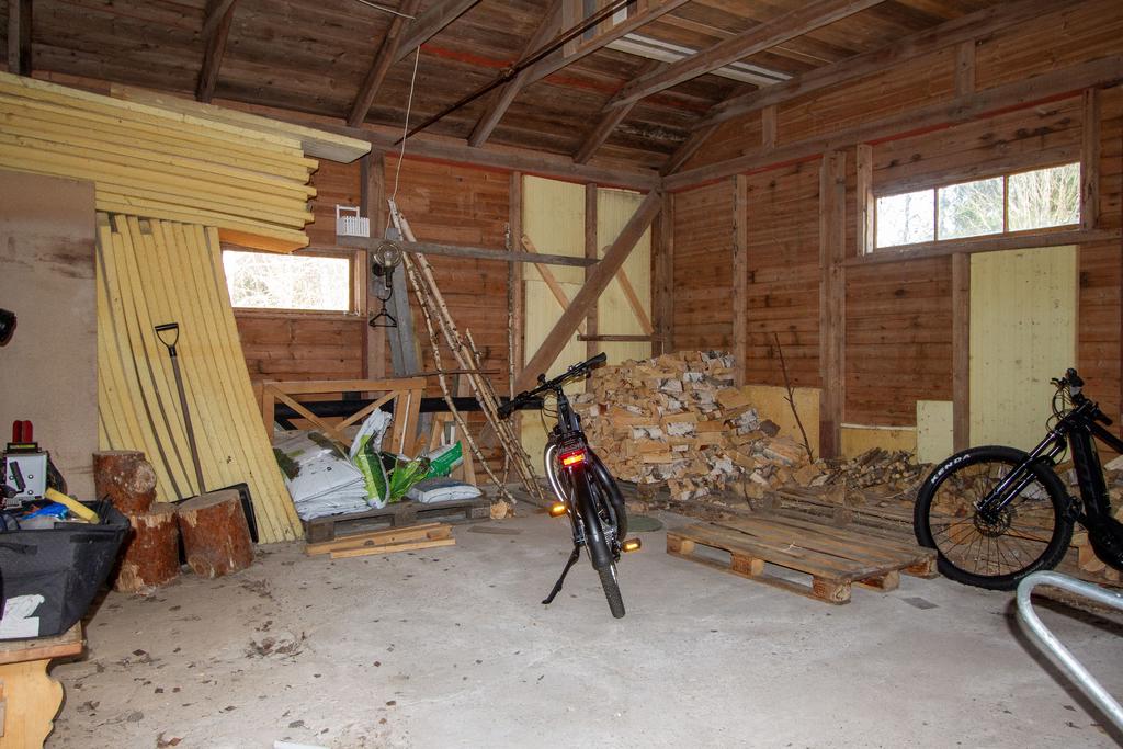 Förrådsdel i uthus