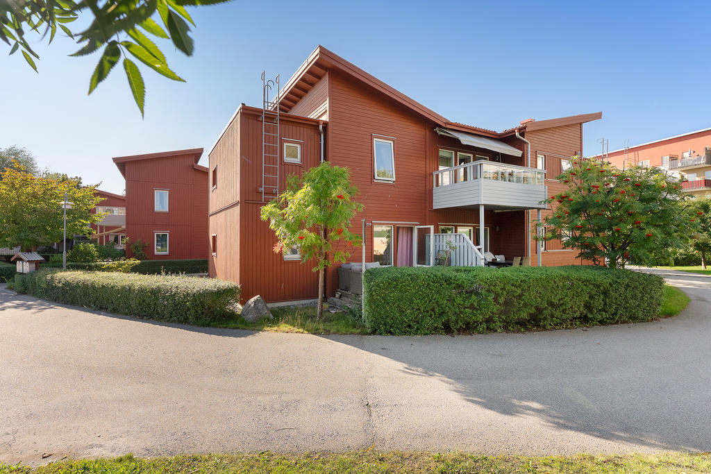 Radhuskänsla i fin byggnad  med två bra uteplatser