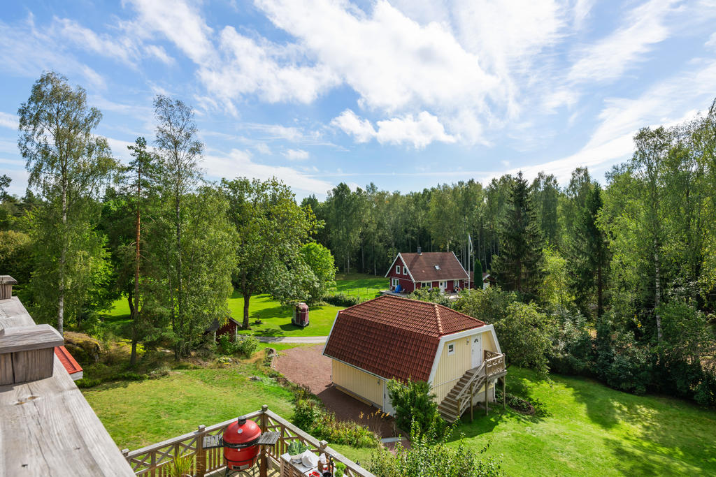 Vy från balkongen mot garaget