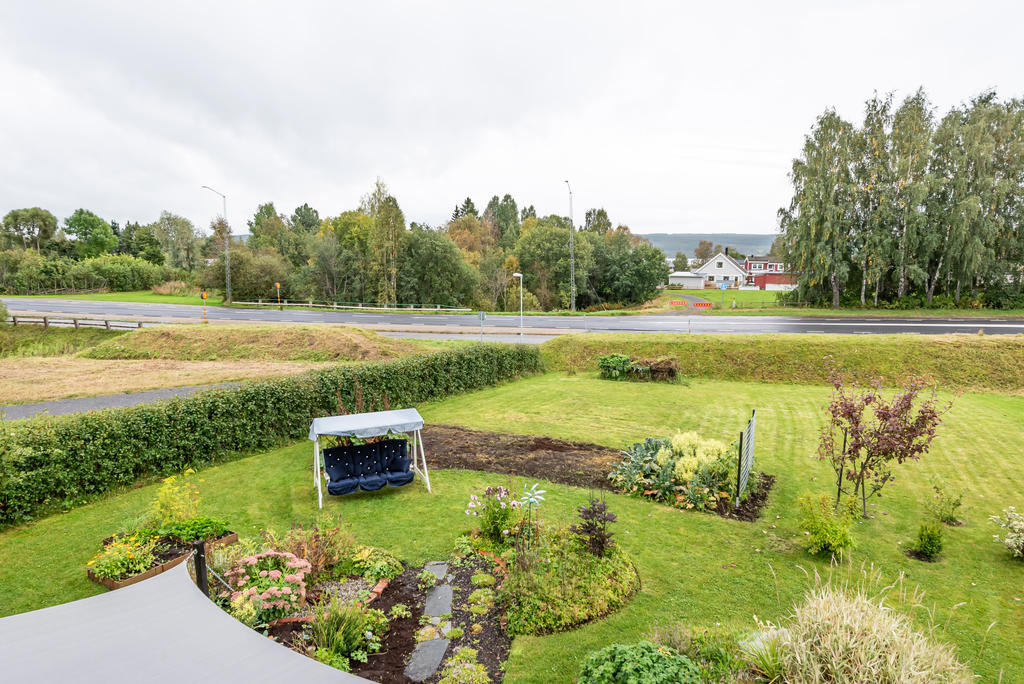 Områdets vackraste trädgård med både blommor och  odling.