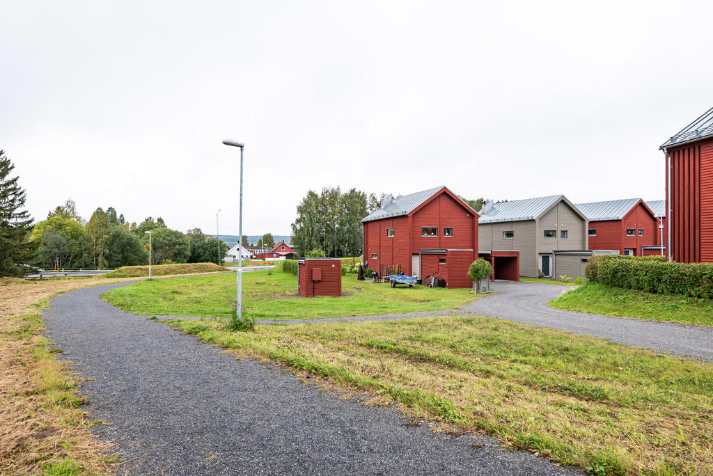 Gångvägen ner mot Storsjön. Du har tunnel under vägen!