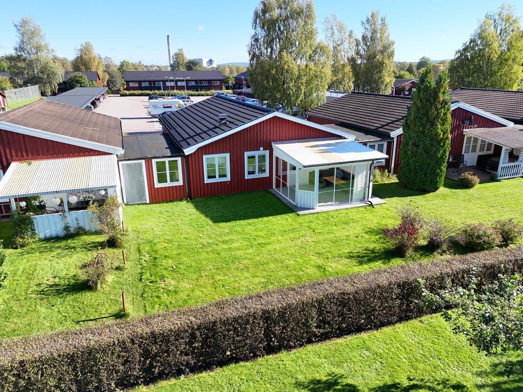 Inglasat uterum på baksidan. 
