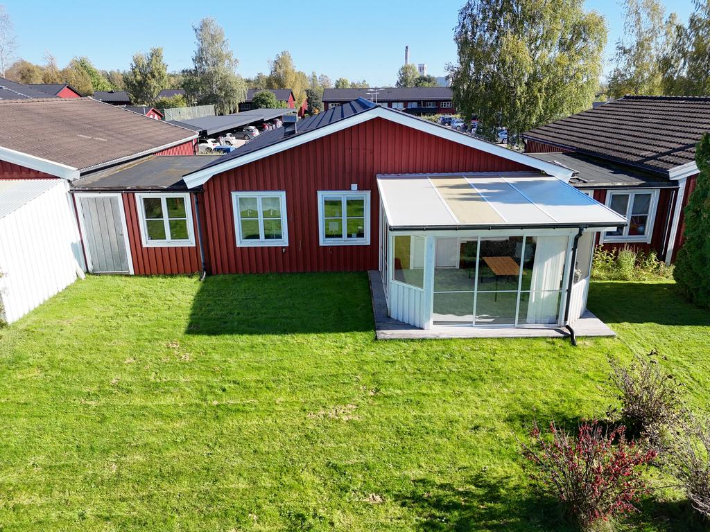 Till vänster ser du förrådet som du kan komma in ifån både på fram och baksidan. 
