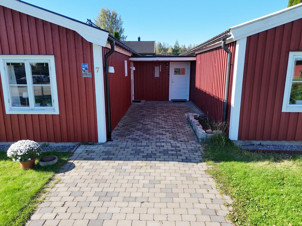 Husets entré till vänster och förrådsdörr rakt fram. 