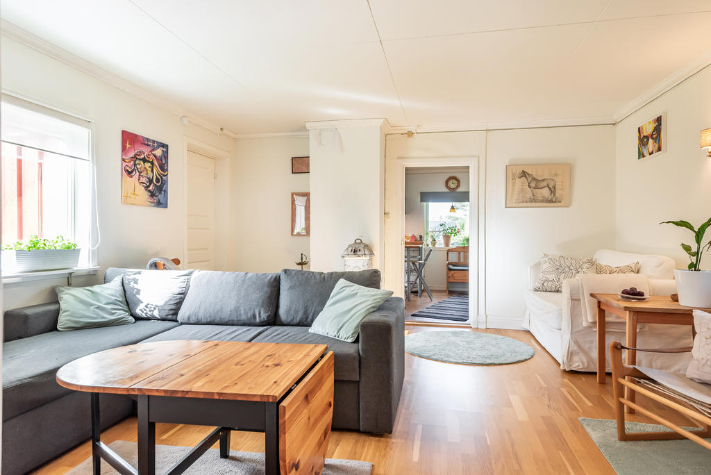 Vardagsrummet har ljusinsläpp från två håll.