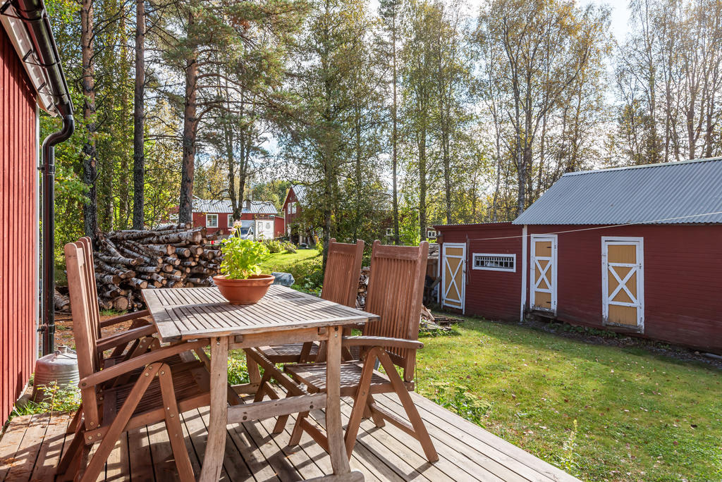 Härlig uteplats intill entrén 