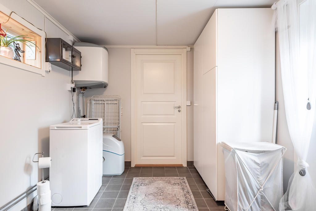 Tvättmaskin och gott om förvaring